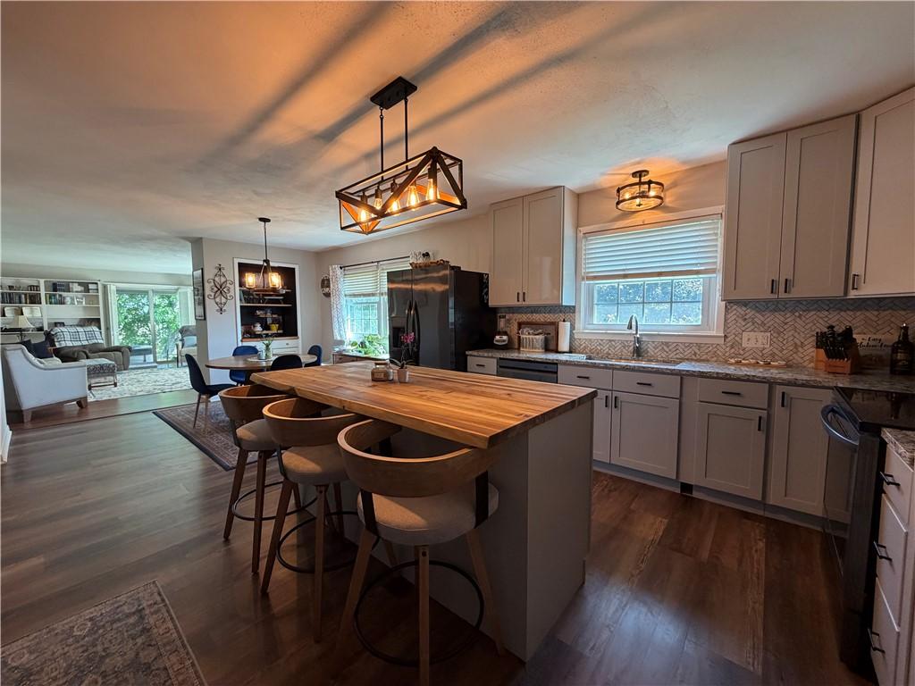 Image 2: Kitchen