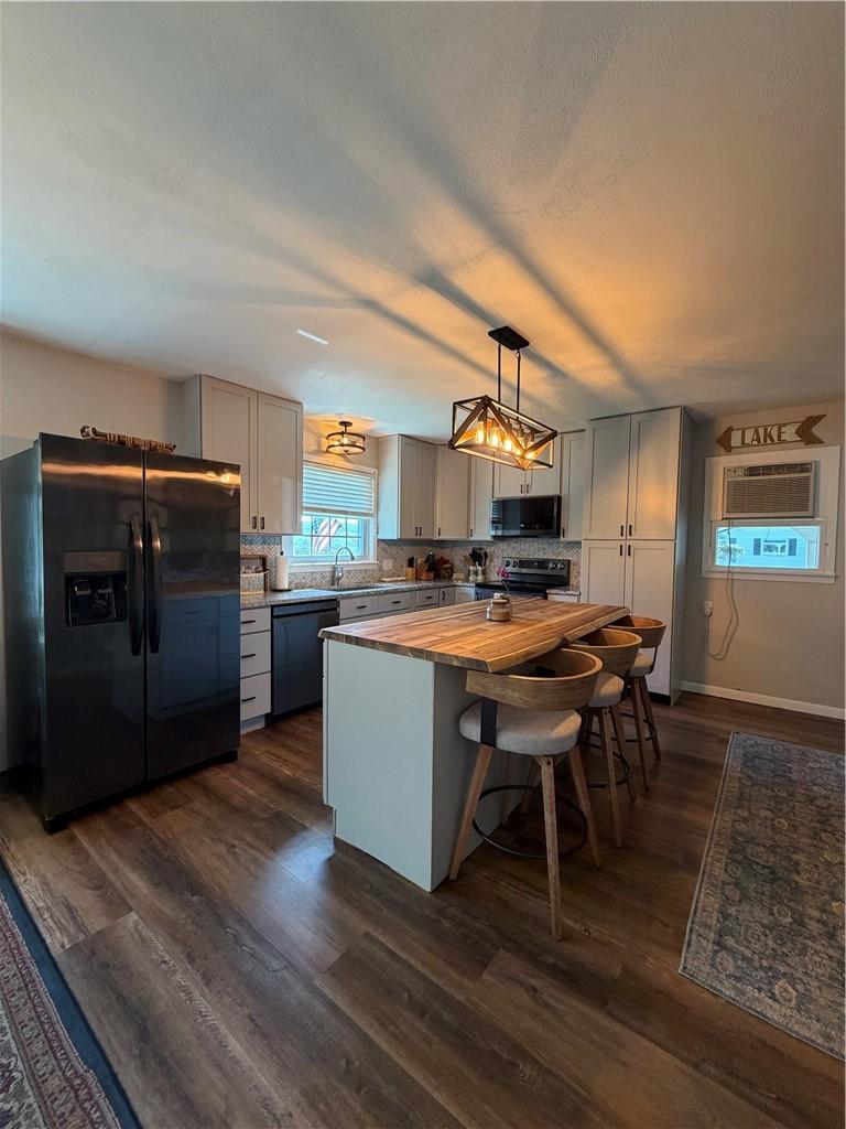 Image 3: Kitchen