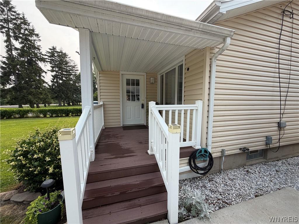 Image 2: Inviting front porch