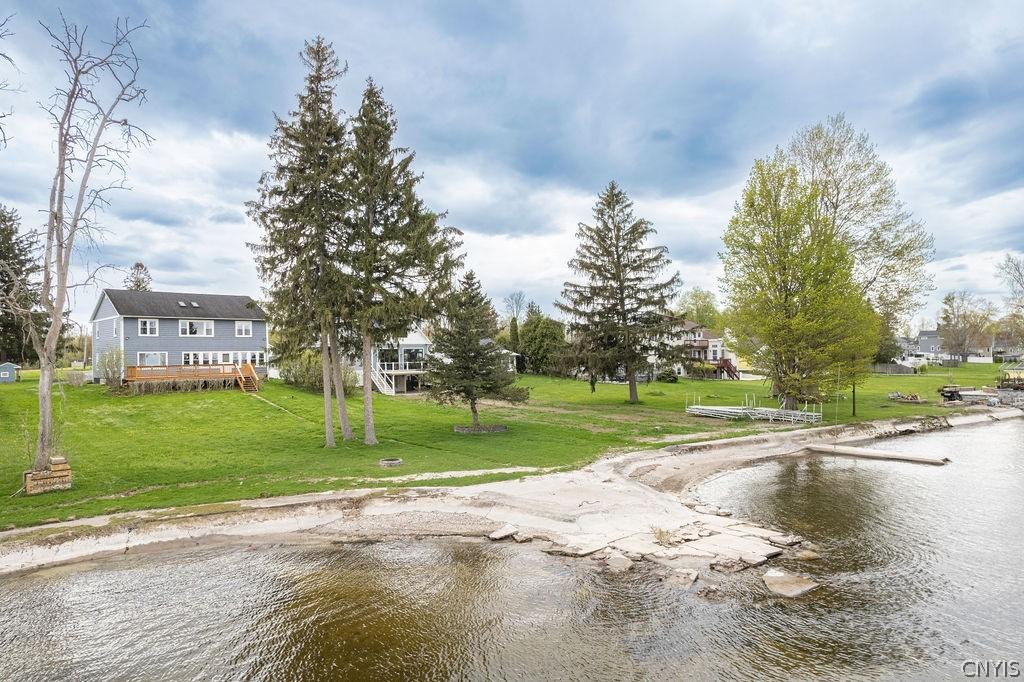 Image 3: Wonderful waterfrontage!
