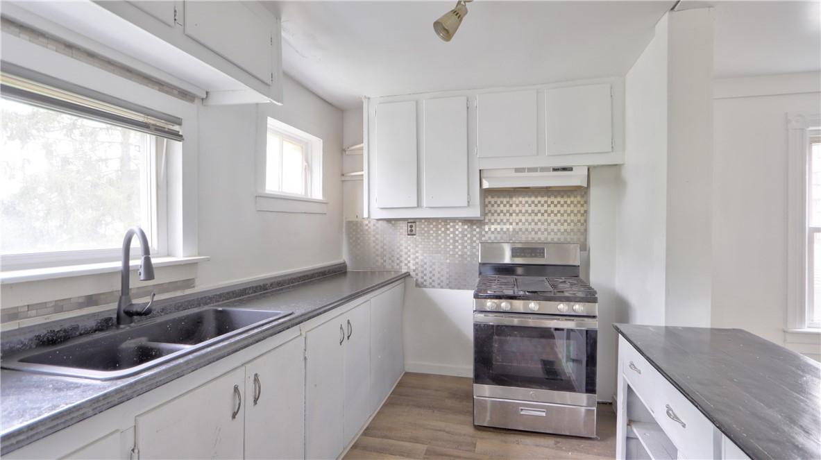 Image 3: Kitchen