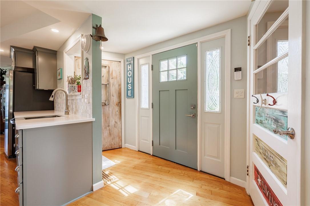 Image 4: Front enterance foyer