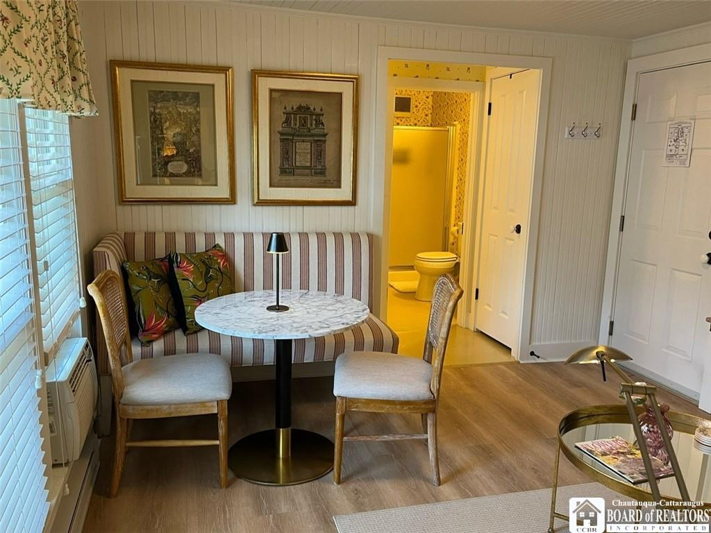Image 3: Corner Dining Area