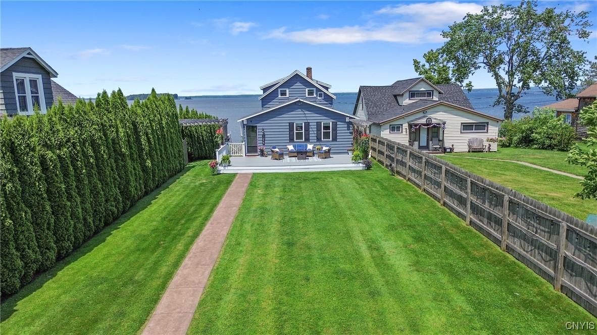 Image 2: Enter the large private yard from the driveway/gar
