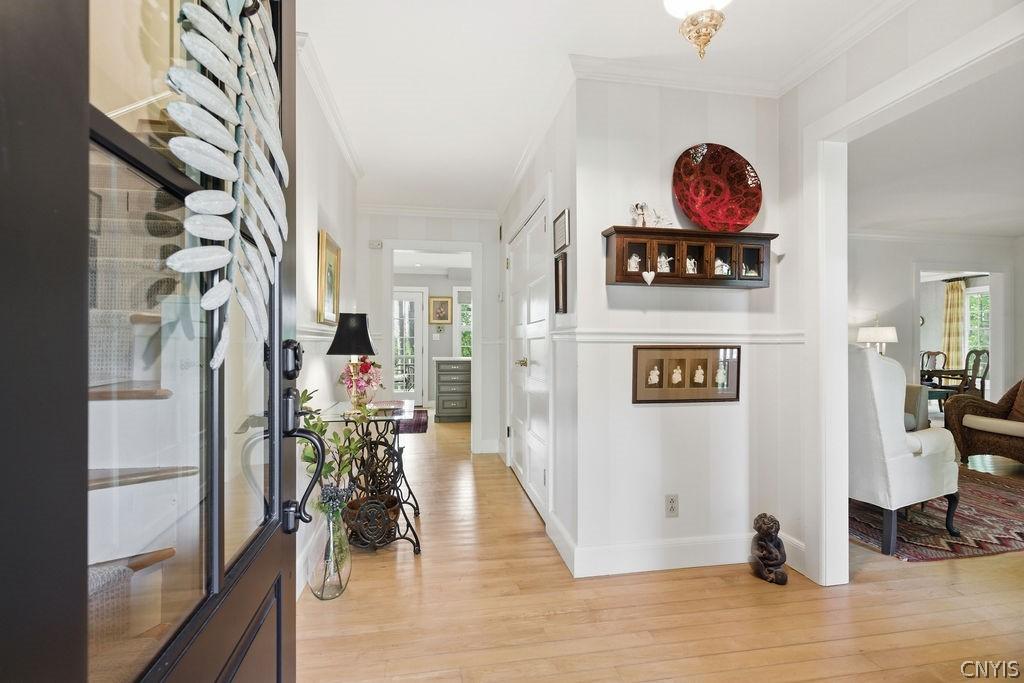 Image 4: Welcome...this home's layout is terrific for enter