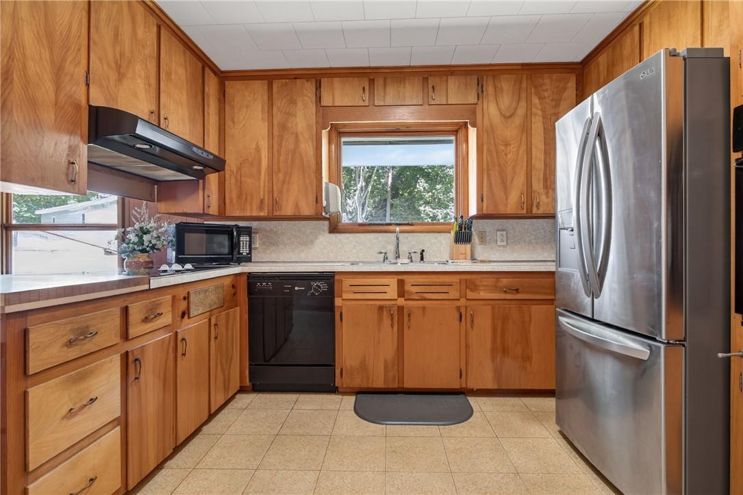 Image 4: Kitchen