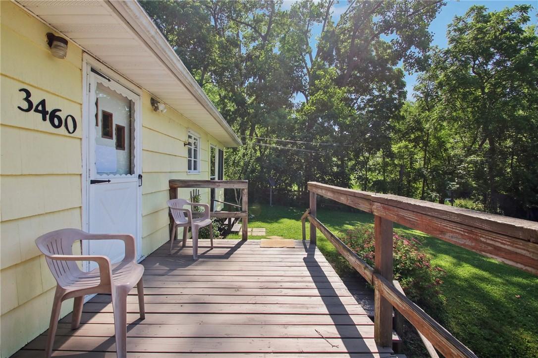 Image 4: Deck for entertaining