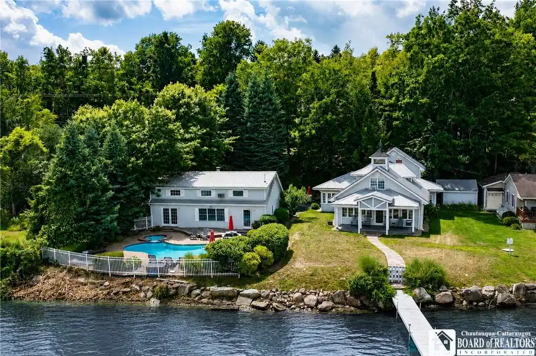 Image 1: Beautiful lakefront retreat