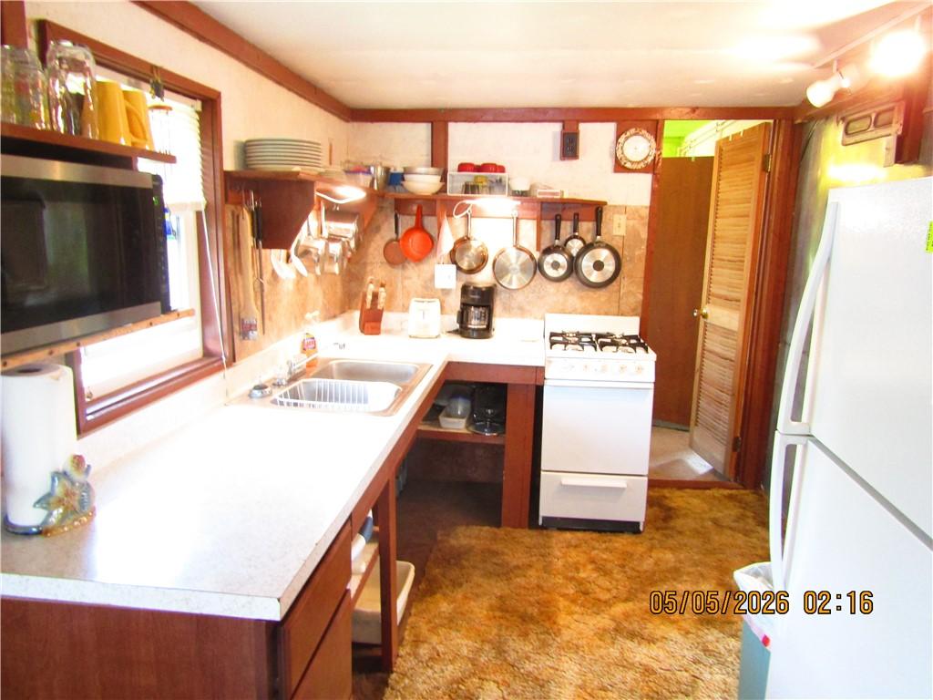 Image 3: kitchen