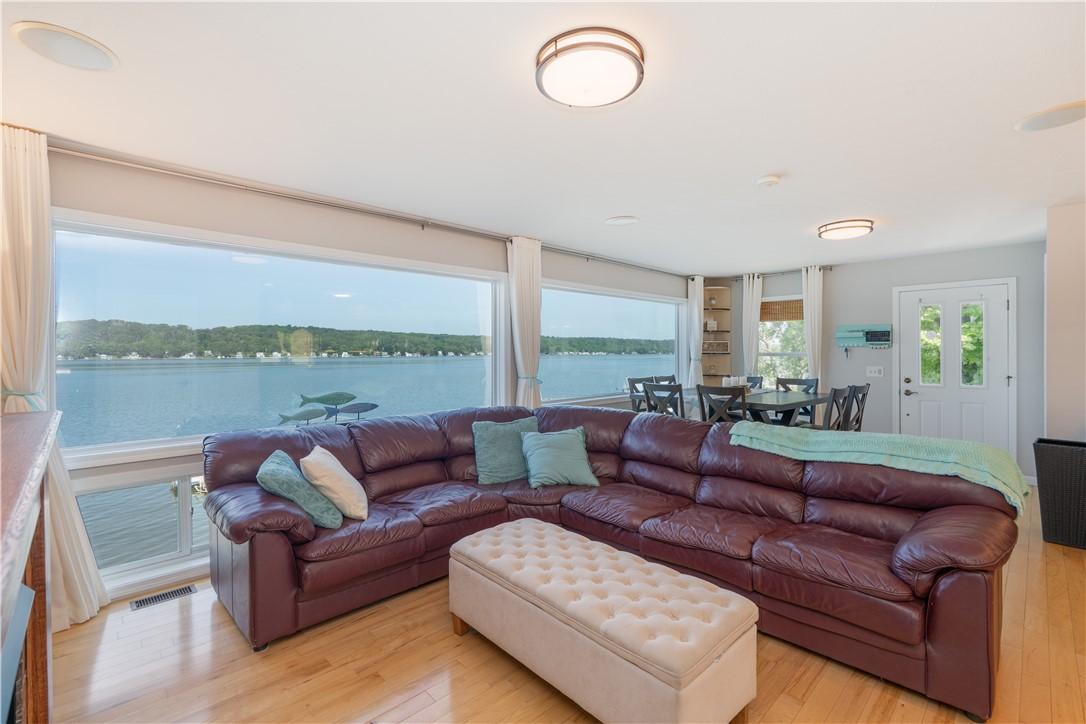 Image 2: Spectacul.ar views in the living and dining area