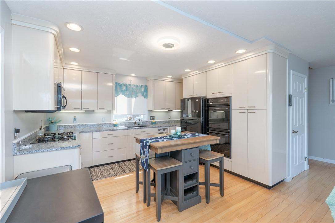 Image 3: Beautiful kitchen with new granite countertops and