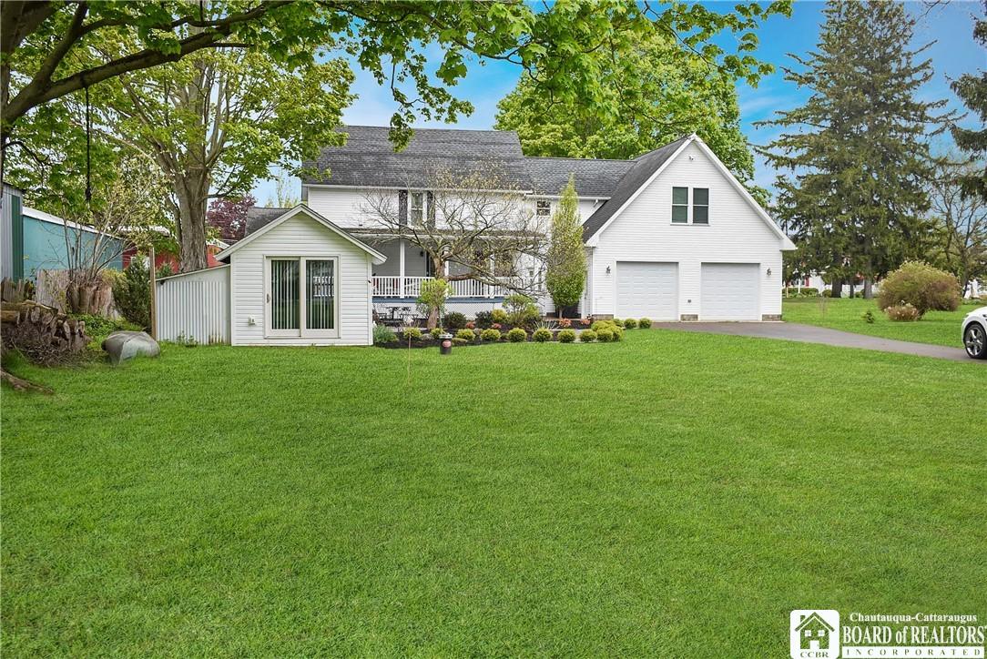 Image 2: Versatile front yard offers endless possibilities