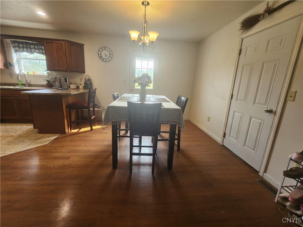 Image 4: Dining Area