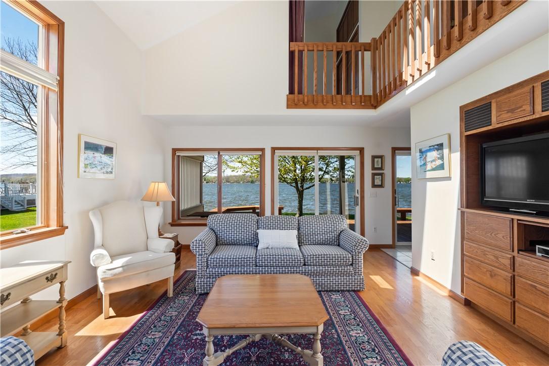 Image 3: Lake views with sliders in Living Room