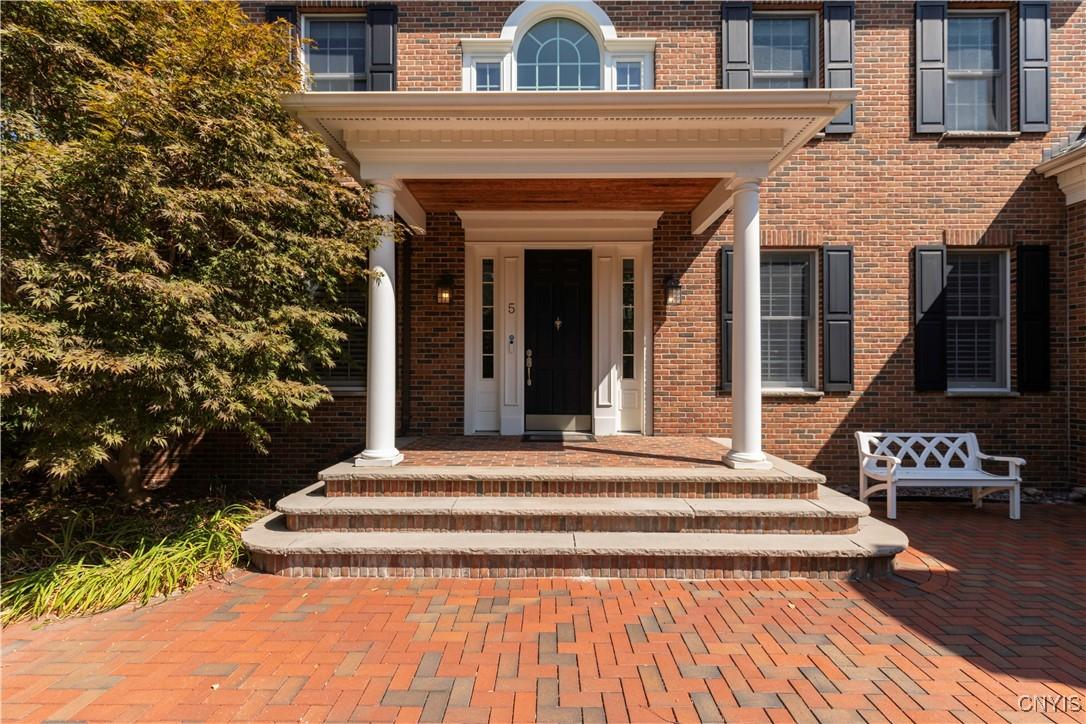 Image 3: An inviting entry