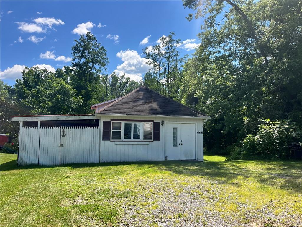 Image 4: Detached garage bonus space