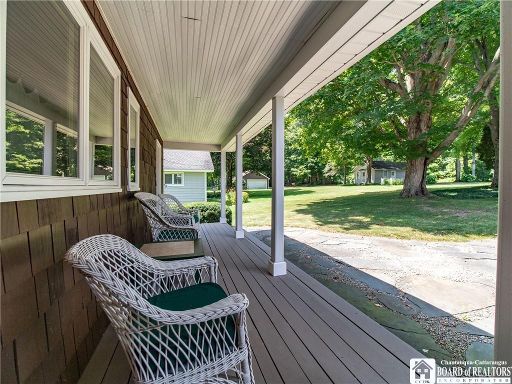 Image 4: Covered porch off front entry