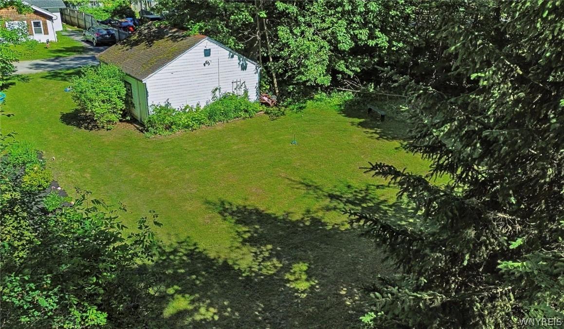 Image 4: Back yard and garage included with additional lots