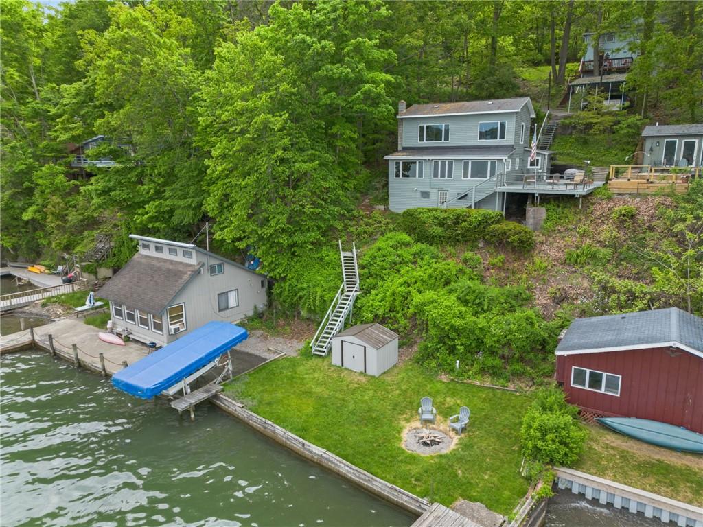 Image 1: Lake living!