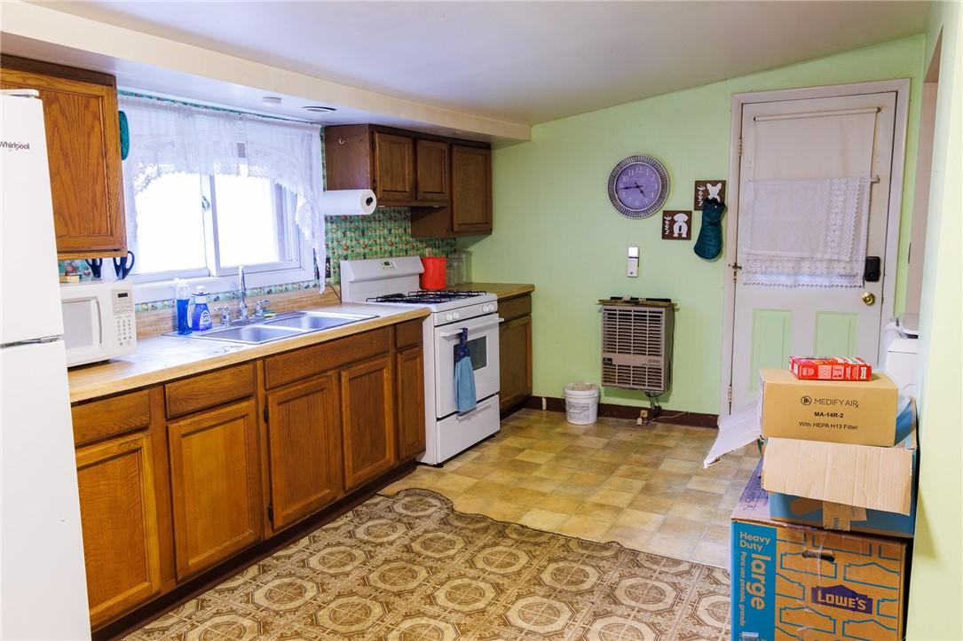 Image 3: kitchen