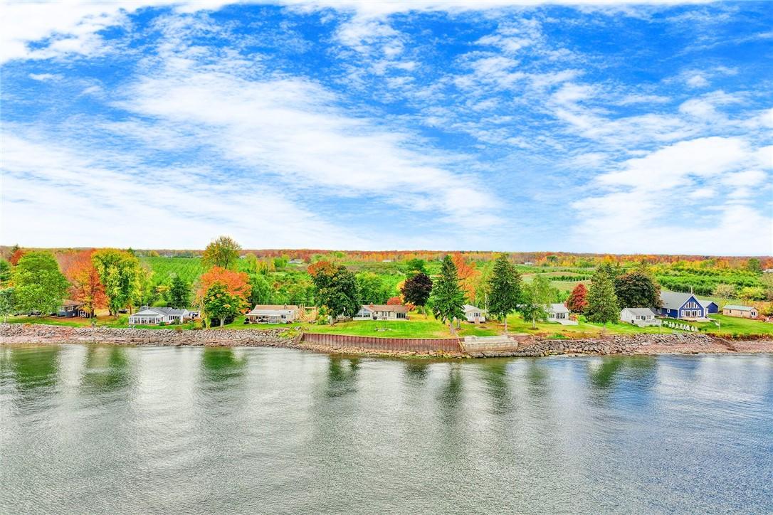 Image 3: IMPRESSIVE Ranch with 150' of Lake Ontario Frontag