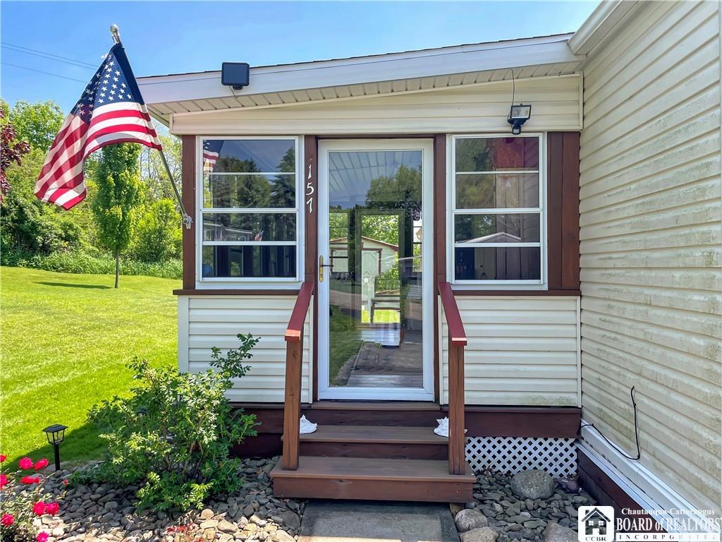 Image 4: Enclosed entry porch with new windows.