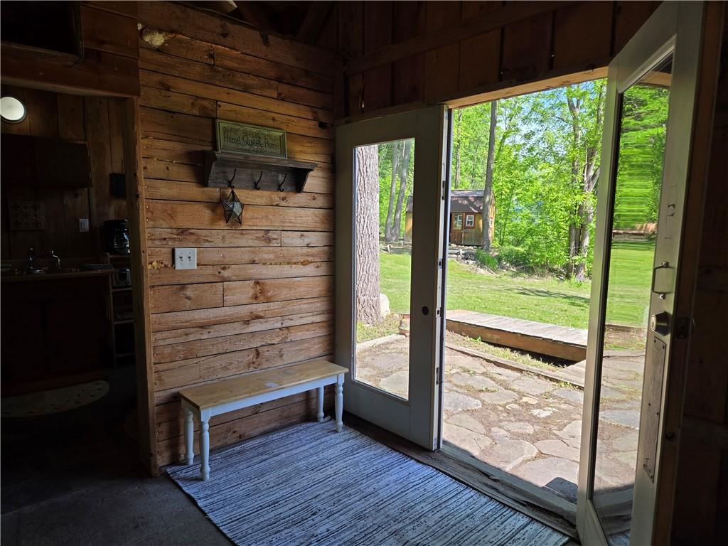 Image 4: There is a bench to sit while you take off your bo