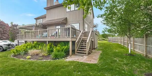 4406 W Lake Road