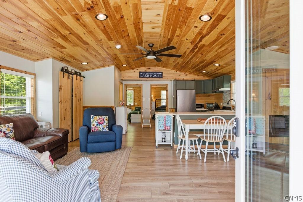 Image 4: COMPLETELY renovated from top to bottom.