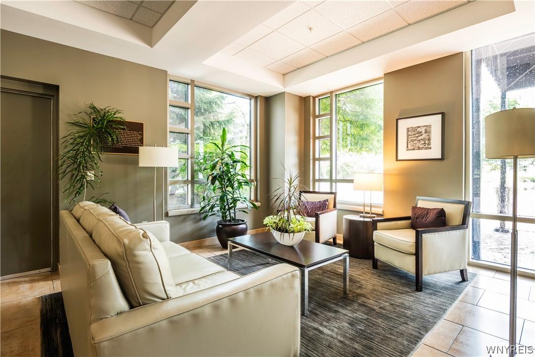 Image 4: Lobby