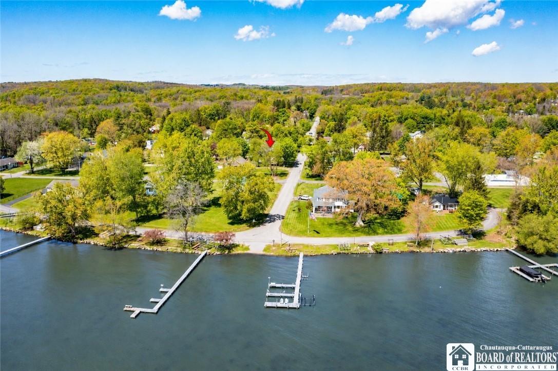 Image 2: Welcome to Greenhurst! Deeded lake rights with boa