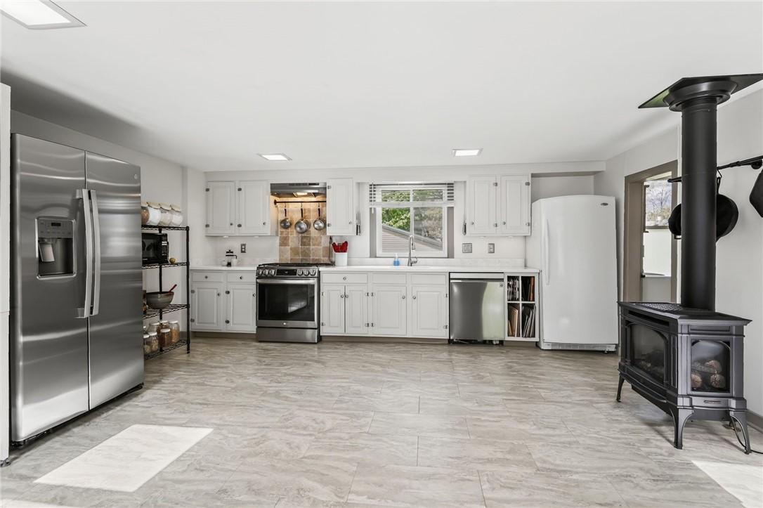 Image 4: Kitchen from entry