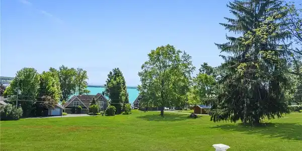 Image 3: Beautifully landscaped yard.