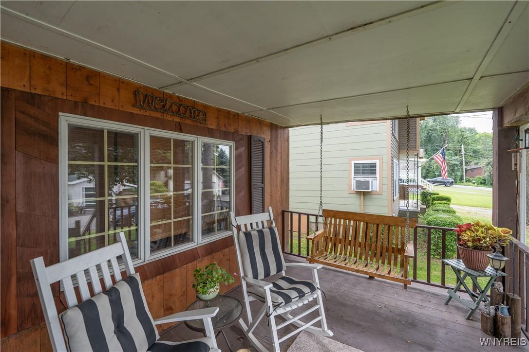 Image 3: Enclosed Porch