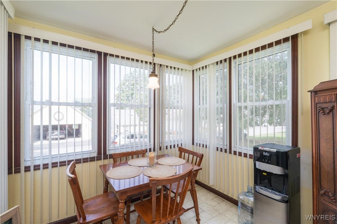Image 4: Dining area/morning room