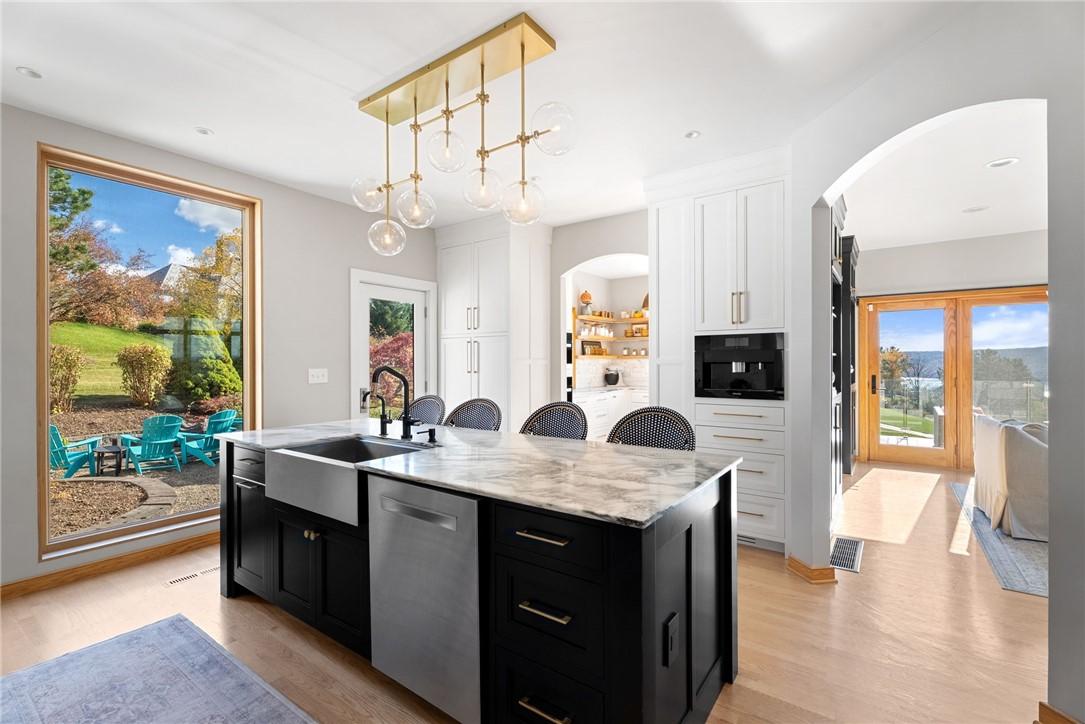 Image 4: The true heart of the home. This kitchen is magnif