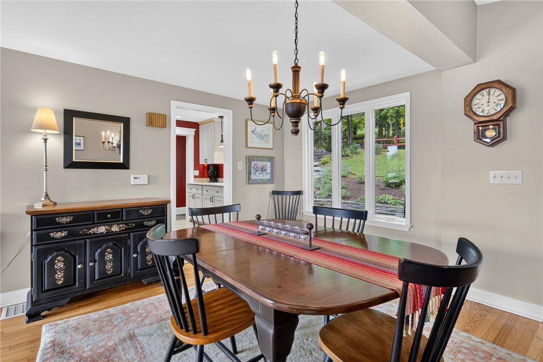 Image 4: dining to kitchen