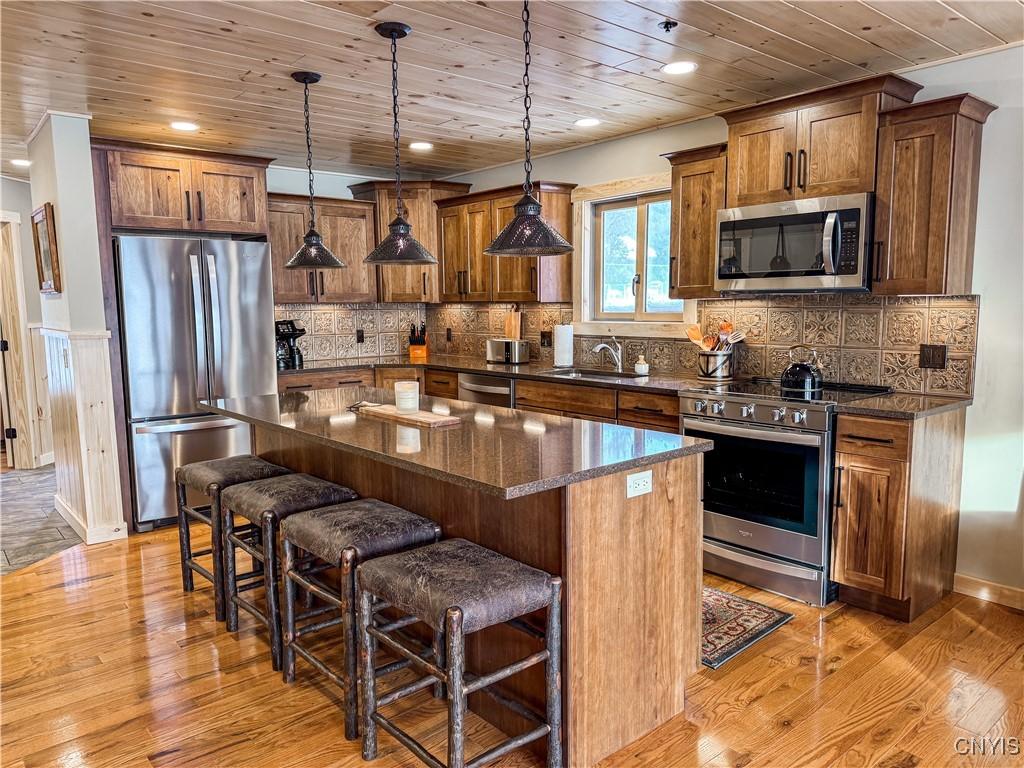 Image 4: Custom Kitchen - Completed Model Shown