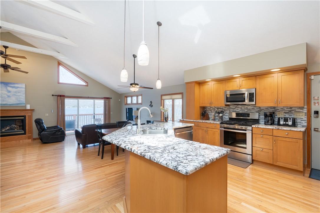 Image 2: A gourmet chef's kitchen! Ideal for entertaining!