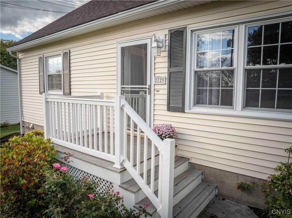 Image 3: Front Entryway