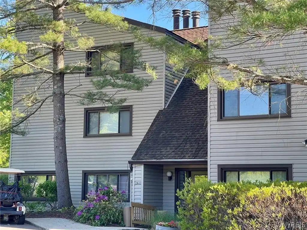 Image 1: Private 26 unit complex.