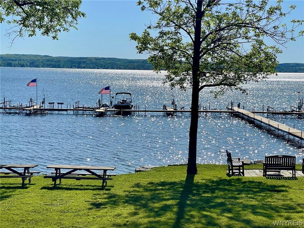 Image 3: 400 feet lake frontage to dock a boat on a lift.