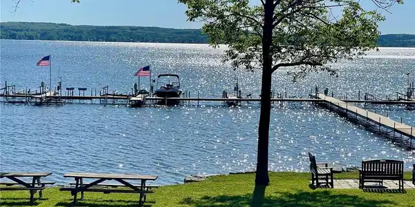 Image 3: 400 feet lake frontage to dock a boat on a lift.