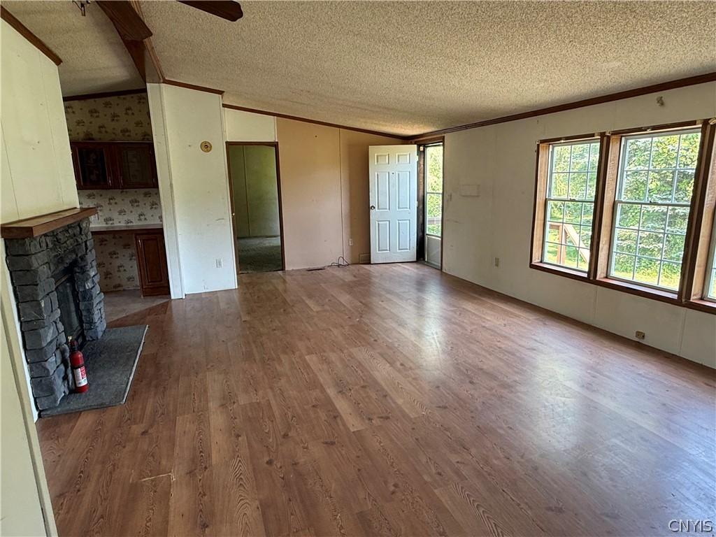 Image 3: Bright & spacious