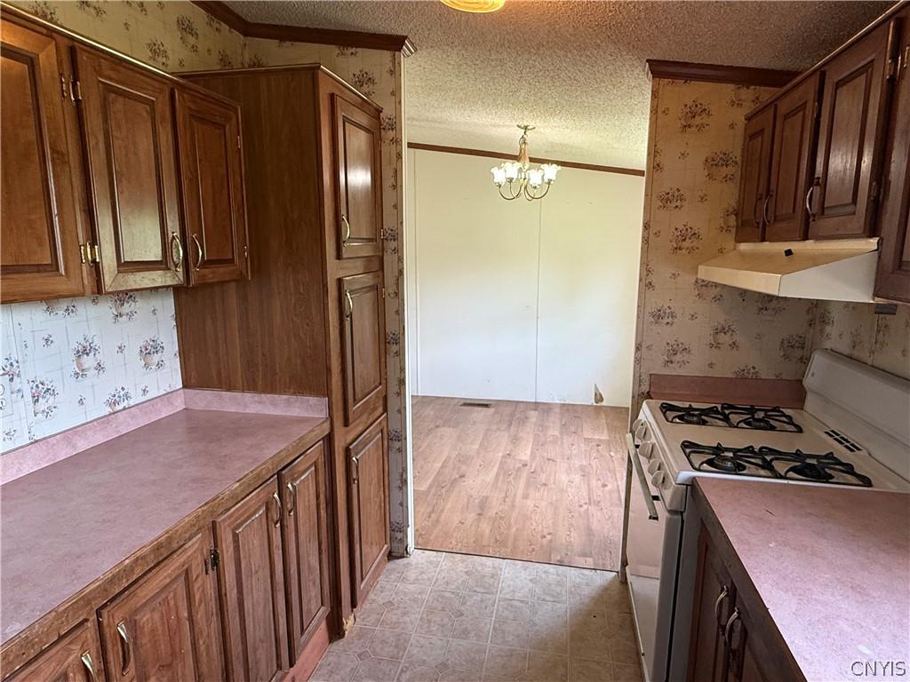 Image 4: Kitchen