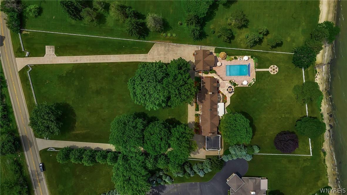 Image 2: A spacious 2.7 acre estate
