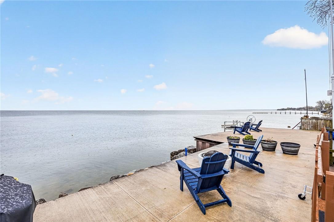 Image 4: Breakwall Patio