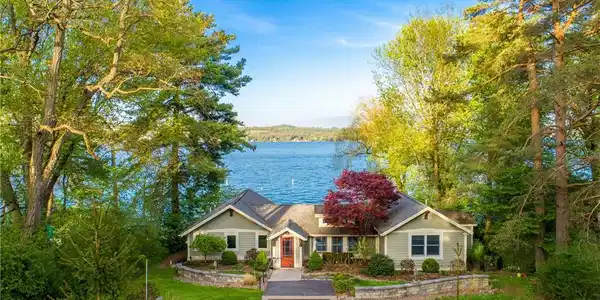 2120 Lakeview Lane