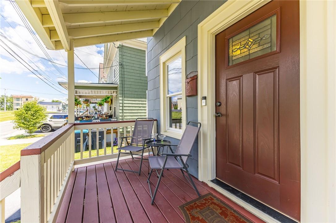 Image 2: Beuatiful covered porch