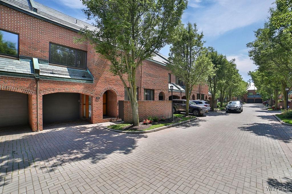 Image 4: Entrance view